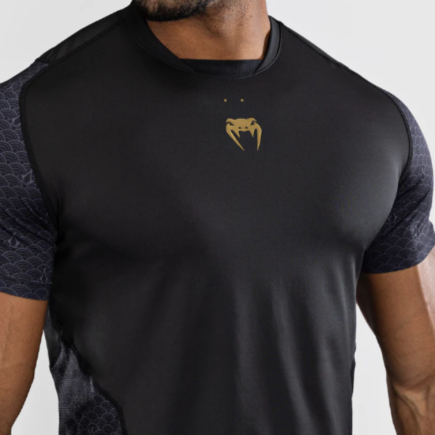 Camiseta de compressão Venum Assassin's Creed Shadows - Manga Curta